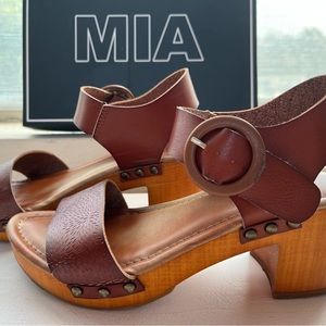 Chunky Platform heel cognac color.